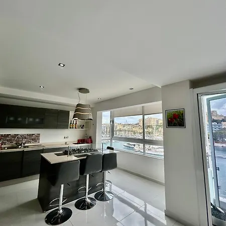 Luxury Seafront 3br Daire Ta Xbiex