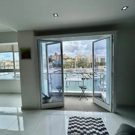 Luxury Seafront 3br *