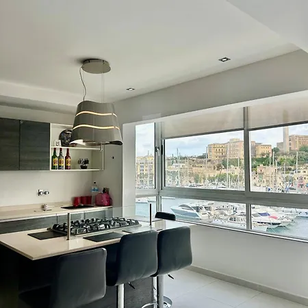Luxury Seafront 3br *